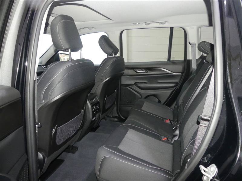 Used 2023 Jeep Grand Cherokee Laredo w/ Luxury Tech Group I AWD/4WD image 27