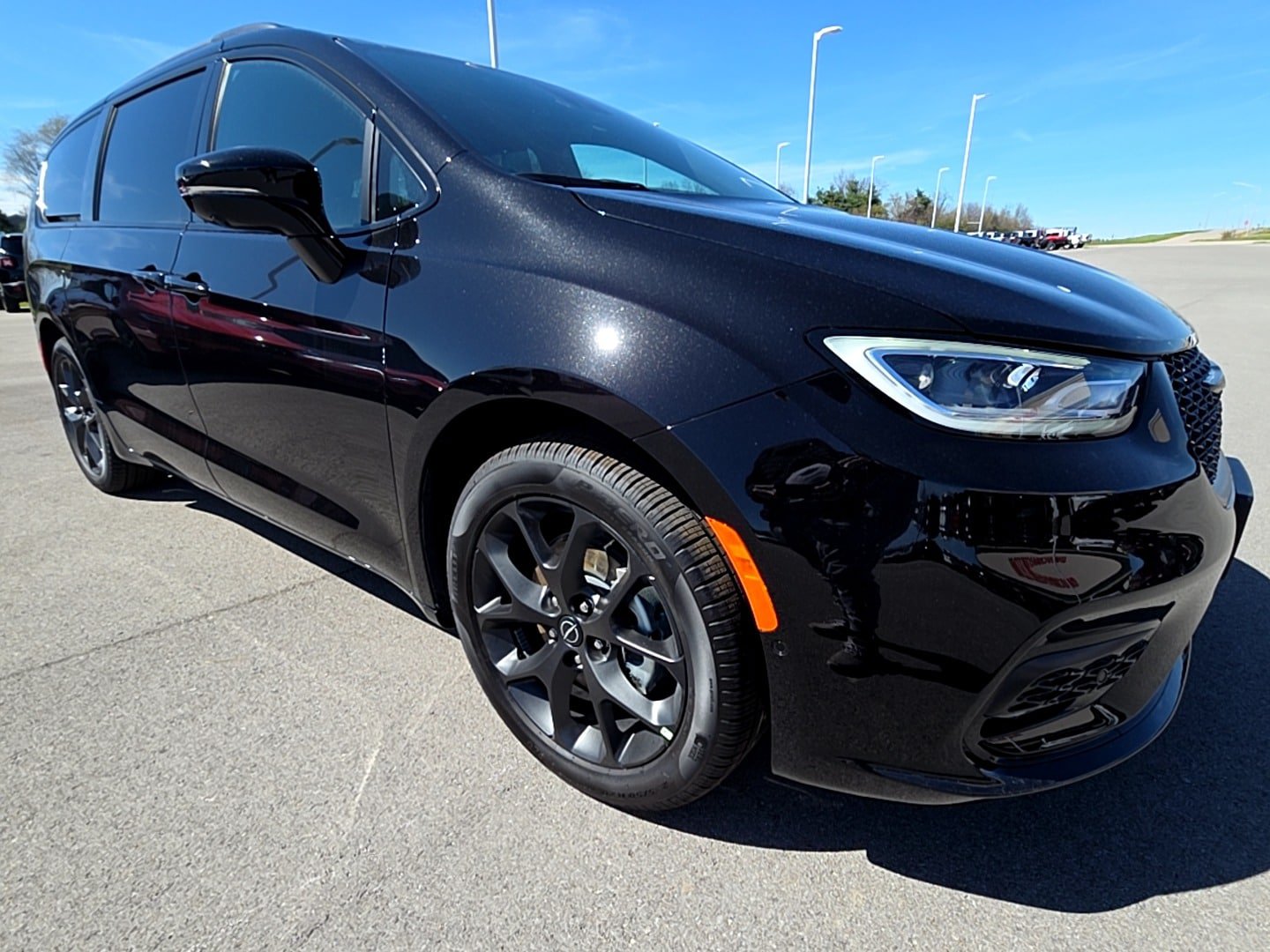 New 2026 Chrysler Pacifica Select w/ S Appearance Package FWD image 3