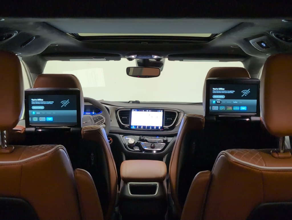 Used 2024 Chrysler Pacifica Pinnacle FWD image 45