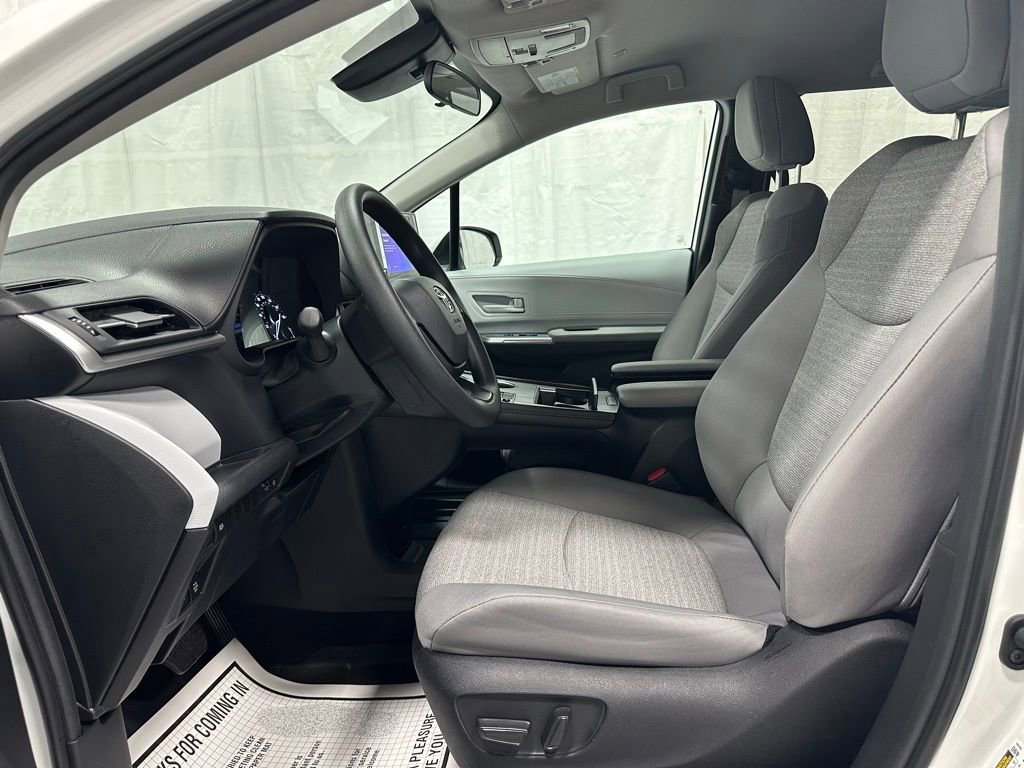 Used 2025 Toyota Sienna LE FWD image 14