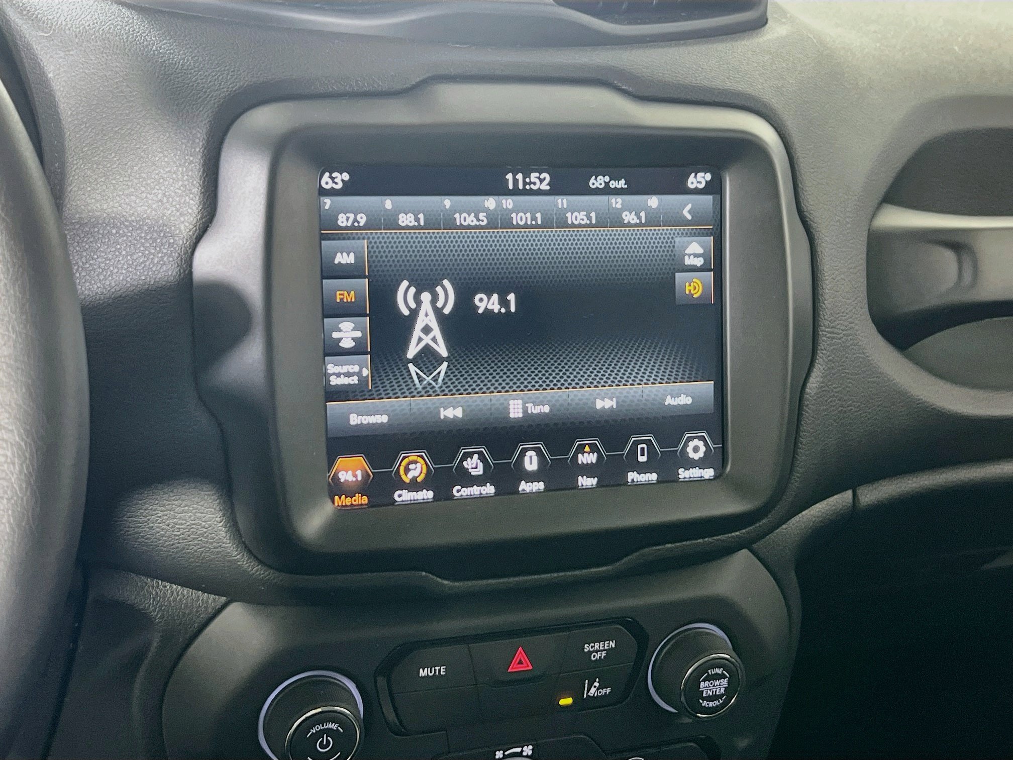 Used 2023 Jeep Renegade Altitude w/ Sun/Sound Group AWD/4WD image 15