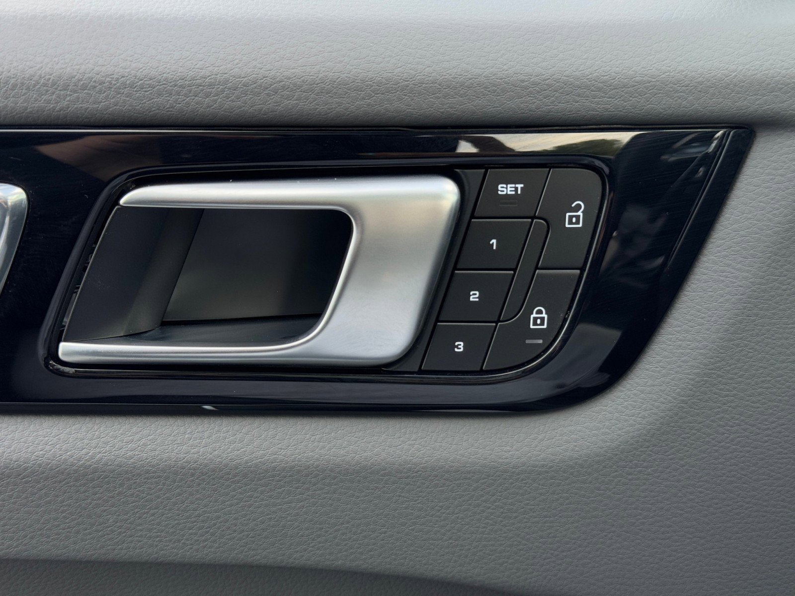 Used 2023 Porsche Cayenne E-Hybrid image 19