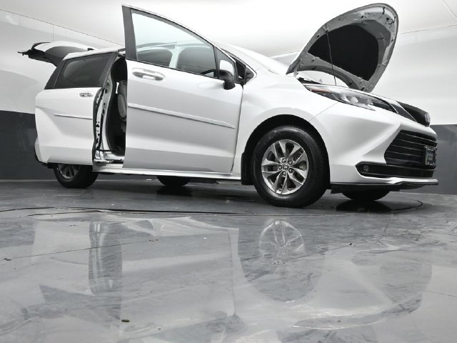 Used 2025 Toyota Sienna XLE w/ XLE Plus Package AWD/4WD image 52