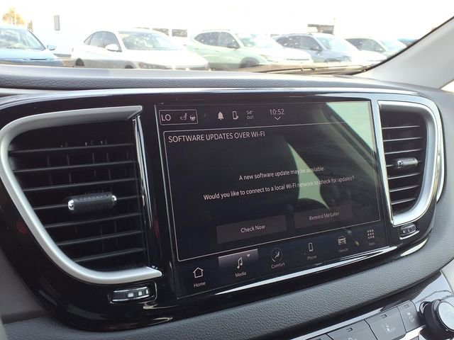 Used 2024 Chrysler Pacifica Touring-L FWD image 9