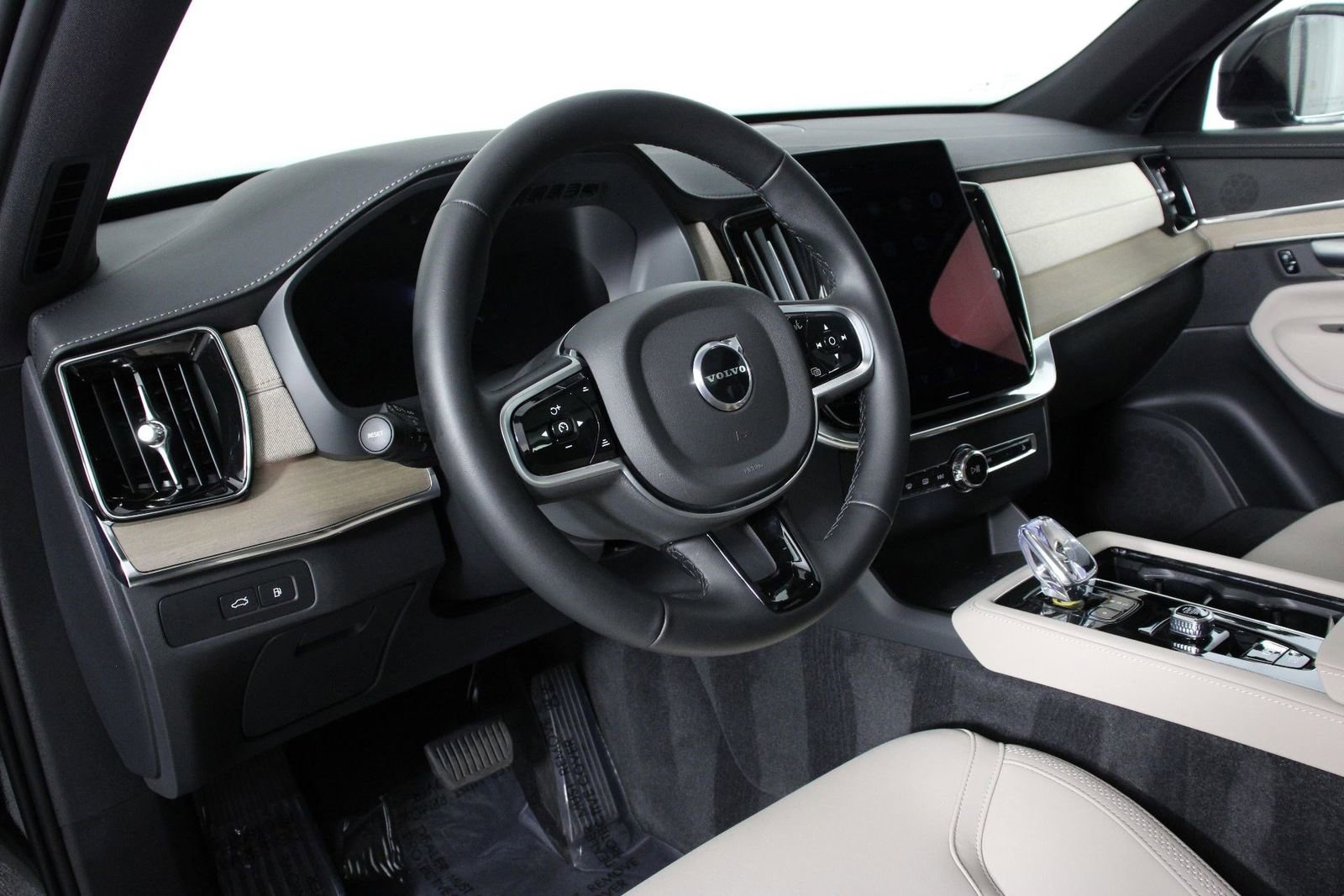 Certified 2025 Volvo XC90 T8 Plus AWD/4WD image 14