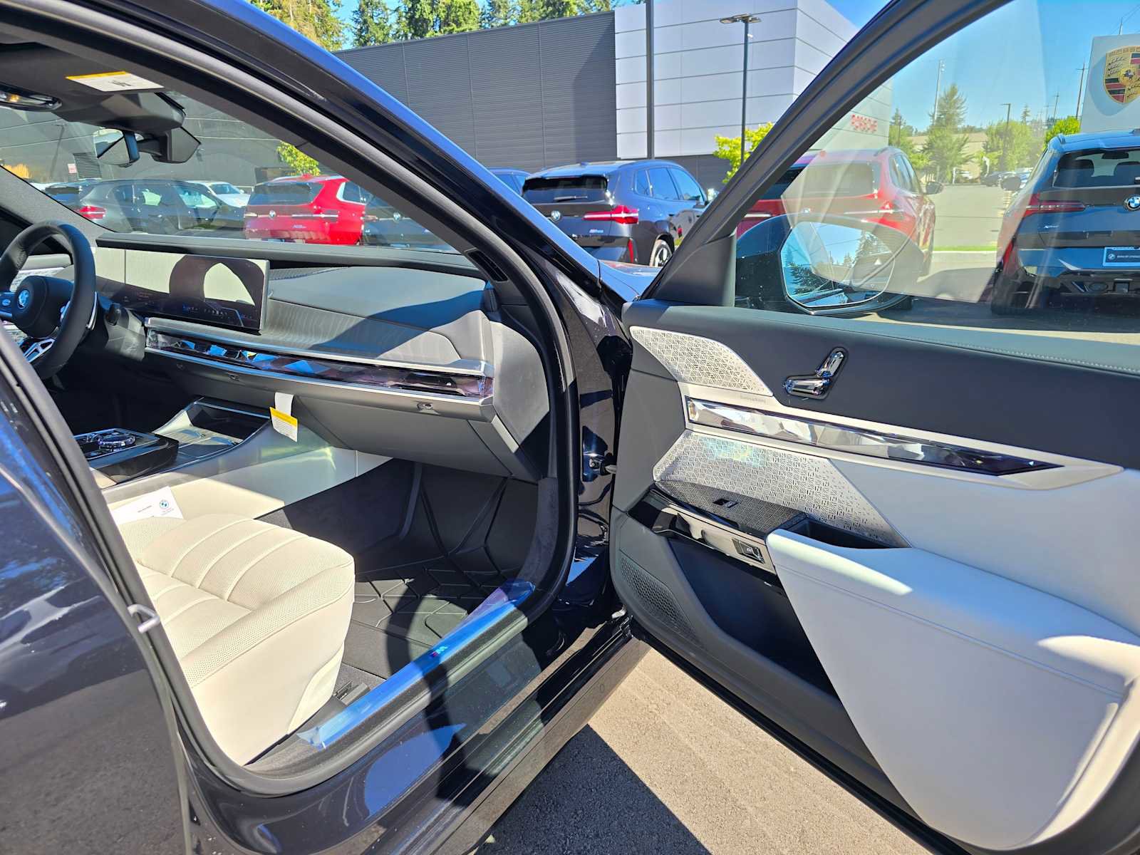 Used 2025 BMW 750e xDrive w/ Executive Package AWD/4WD image 10