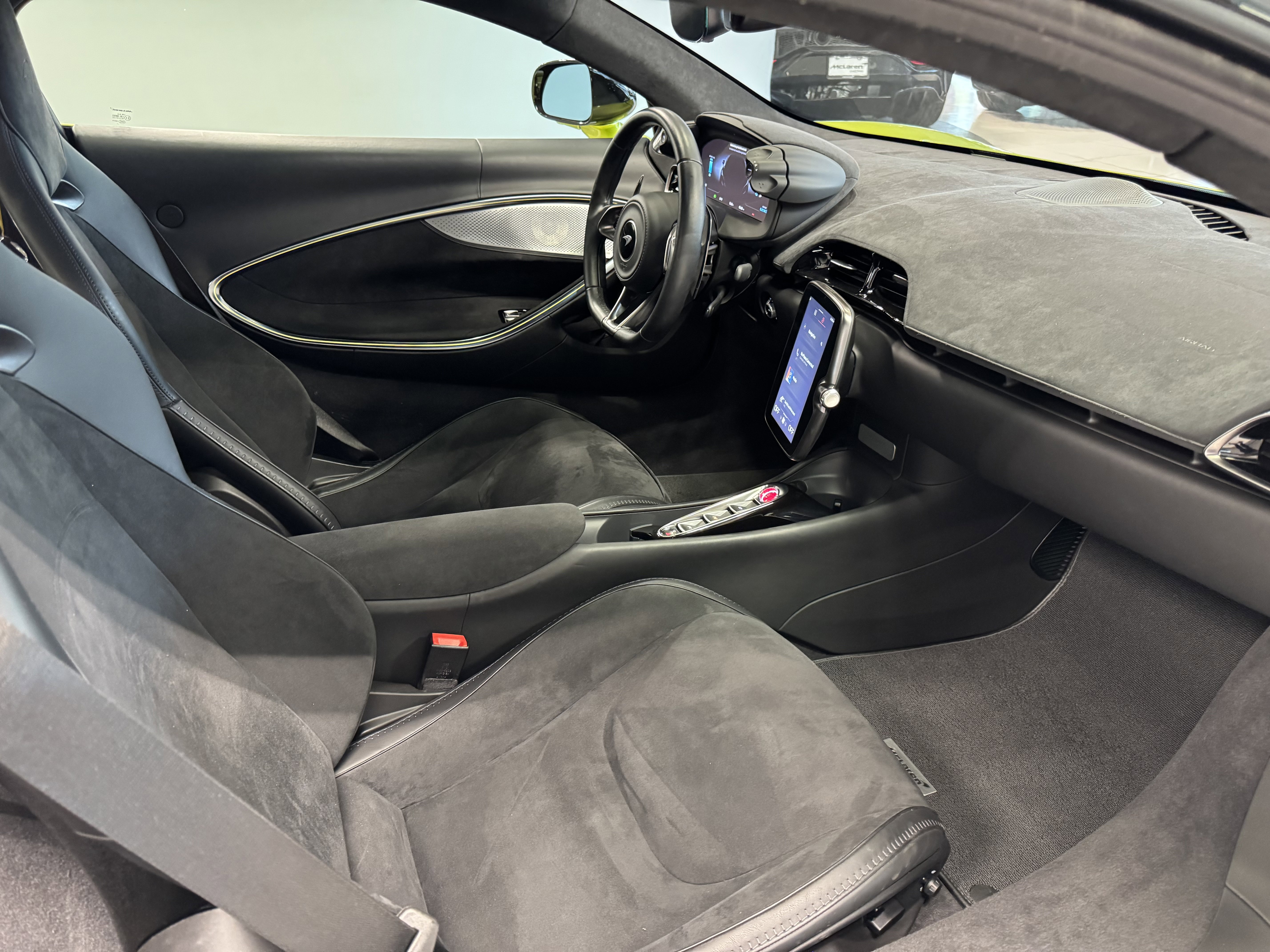 Used 2023 McLaren Artura image 13