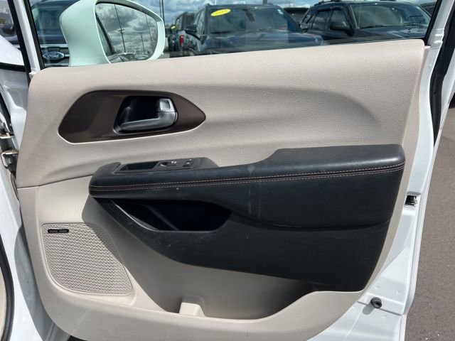 Used 2017 Chrysler Pacifica Touring-L Plus FWD image 10