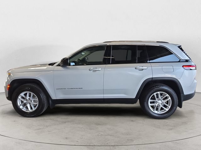 Used 2022 Jeep Grand Cherokee Laredo w/ Luxury Tech Group I AWD/4WD image 8