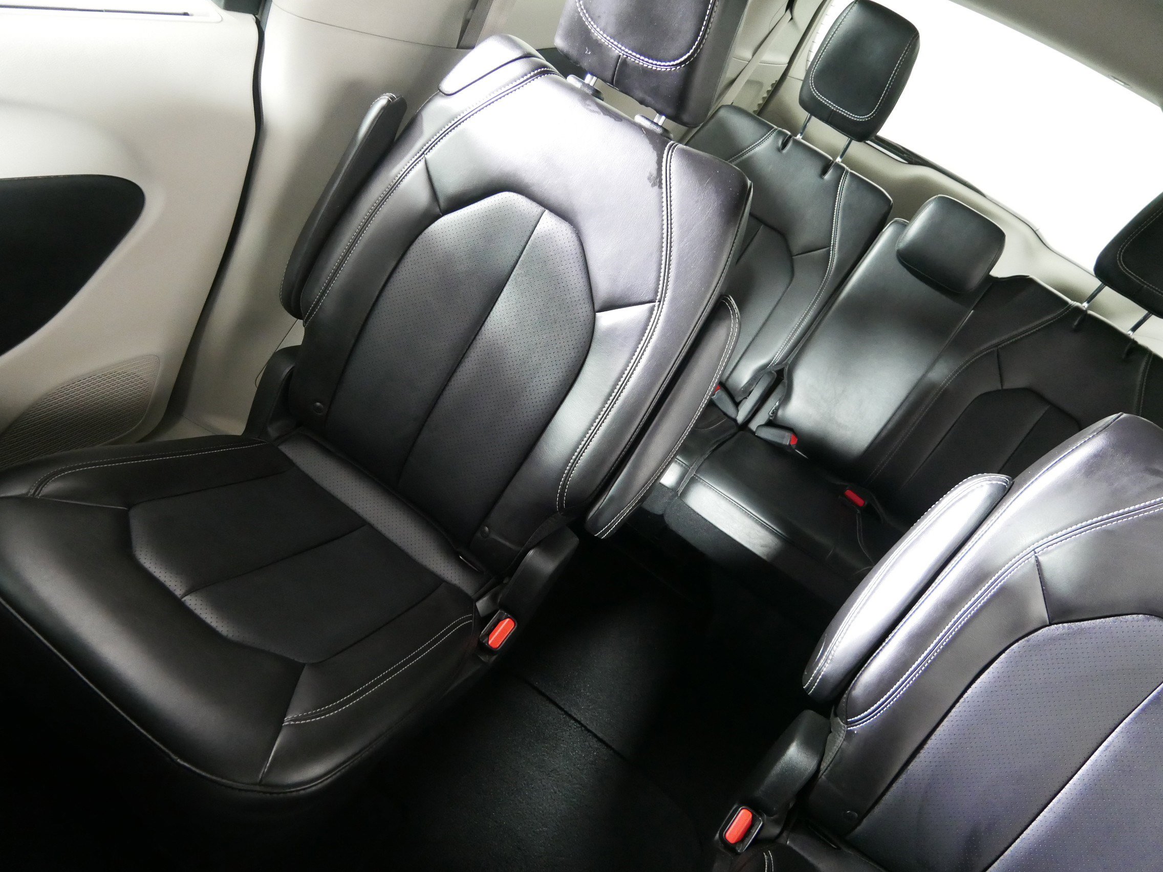 Used 2024 Chrysler Pacifica Touring-L image 12