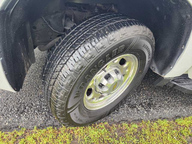 Used 2008 Chevrolet Suburban 2500 LS w/ Skid Plate Package AWD/4WD image 9