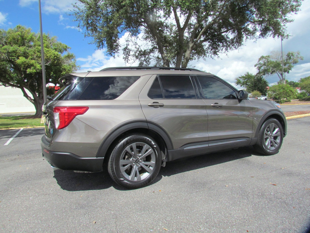 Used 2021 Ford Explorer XLT w/ Equipment Group 202A image 9