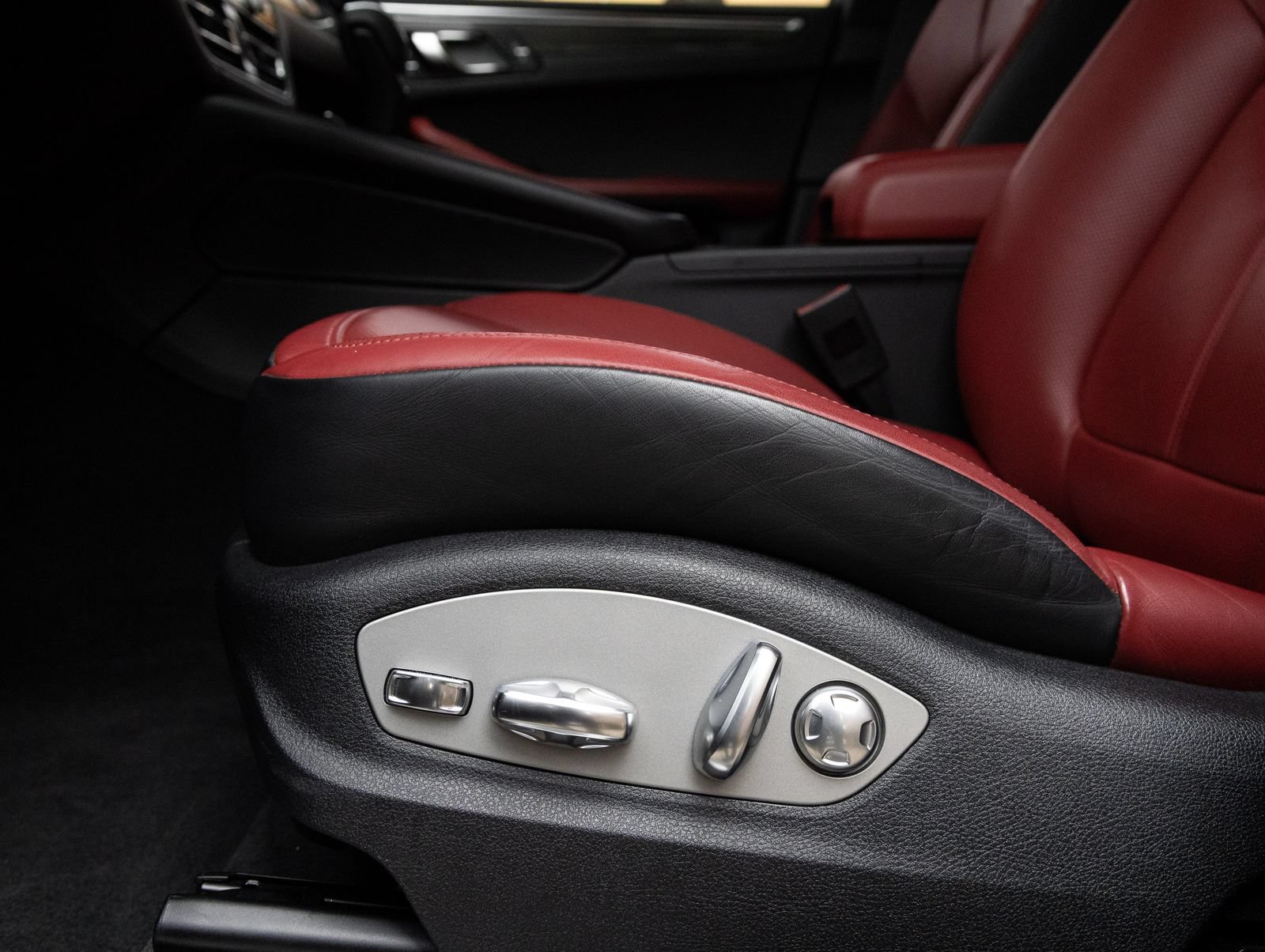 Certified 2023 Porsche Macan S AWD/4WD image 21