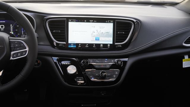 New 2026 Chrysler Pacifica Select FWD image 17