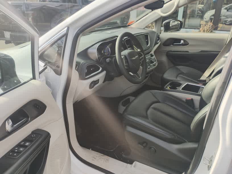 Used 2024 Chrysler Pacifica Select image 8