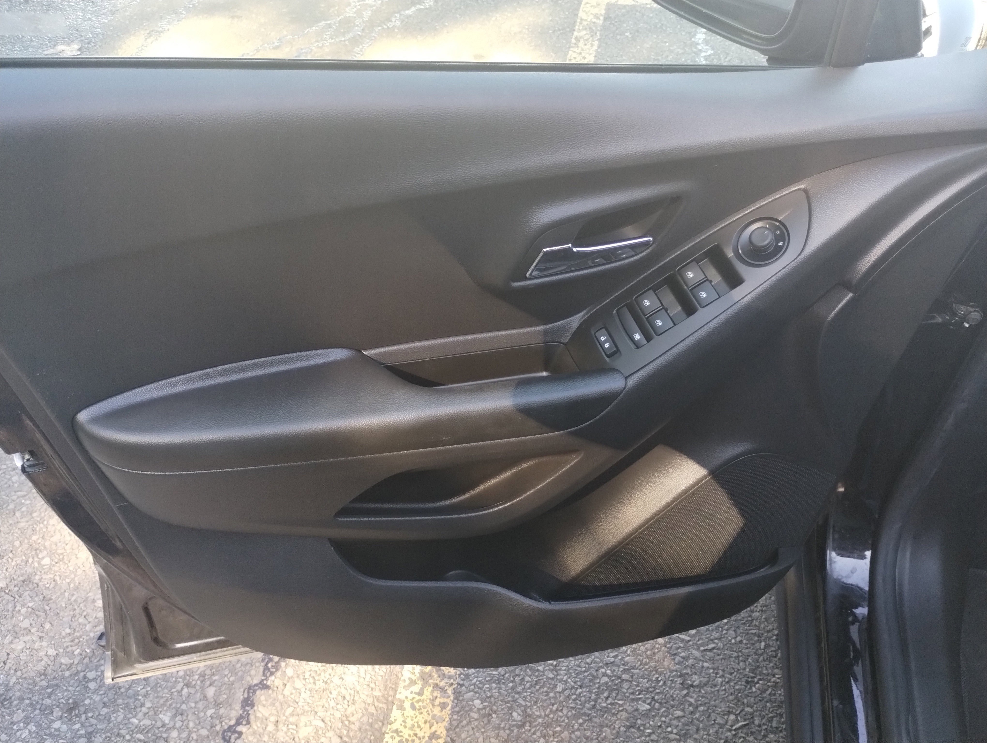 Used 2022 Chevrolet Trax LS w/ Tint and Cruise Package image 10