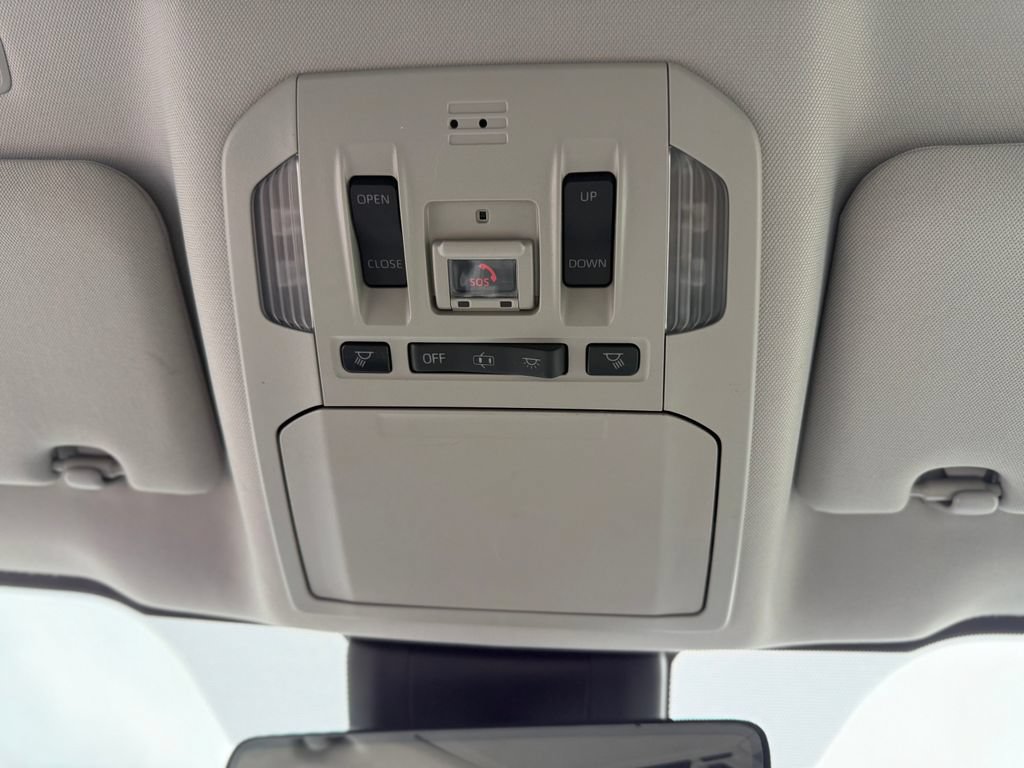 Used 2020 Toyota Highlander Limited FWD image 28