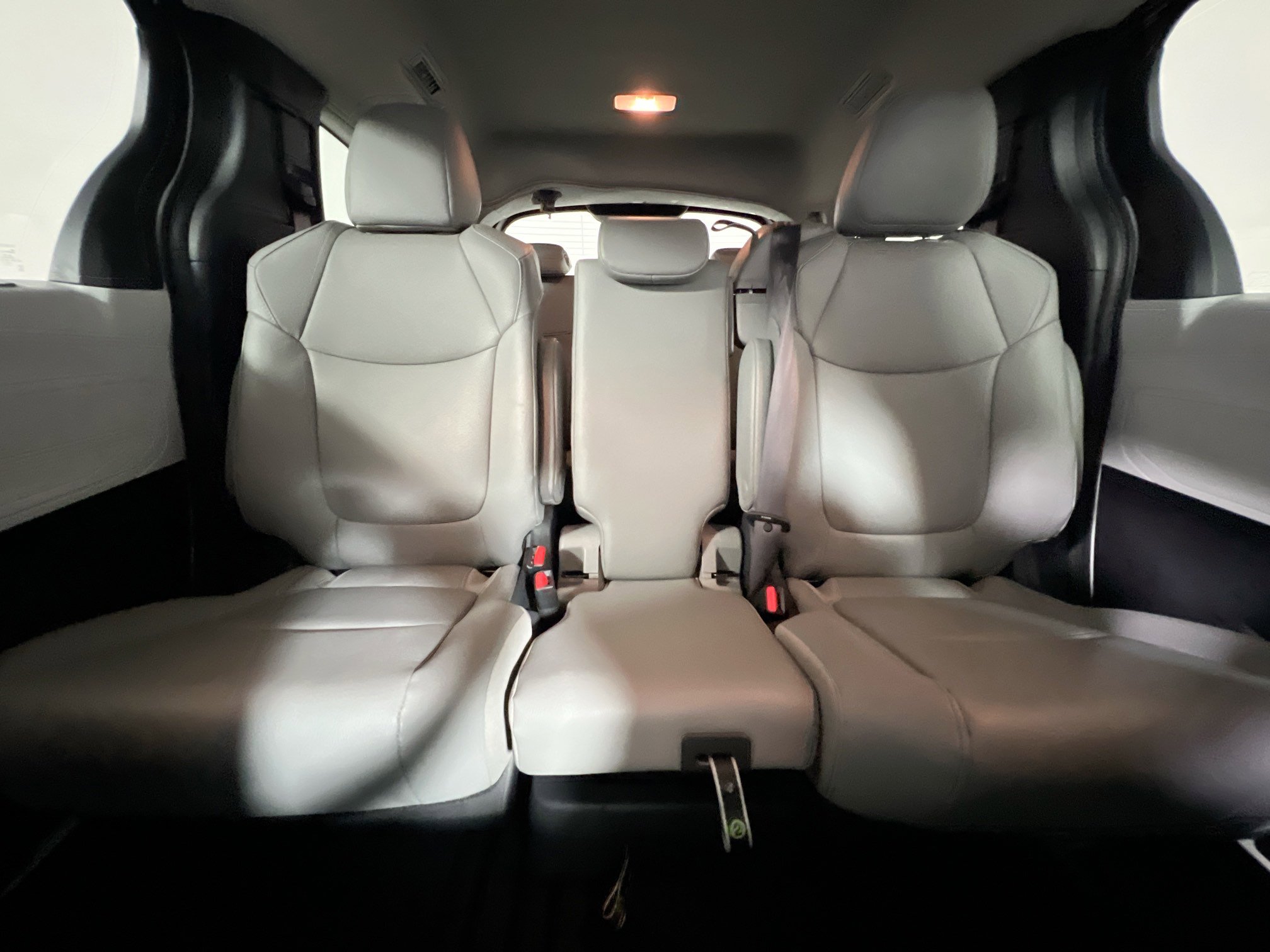 Used 2025 Toyota Sienna XLE FWD image 33