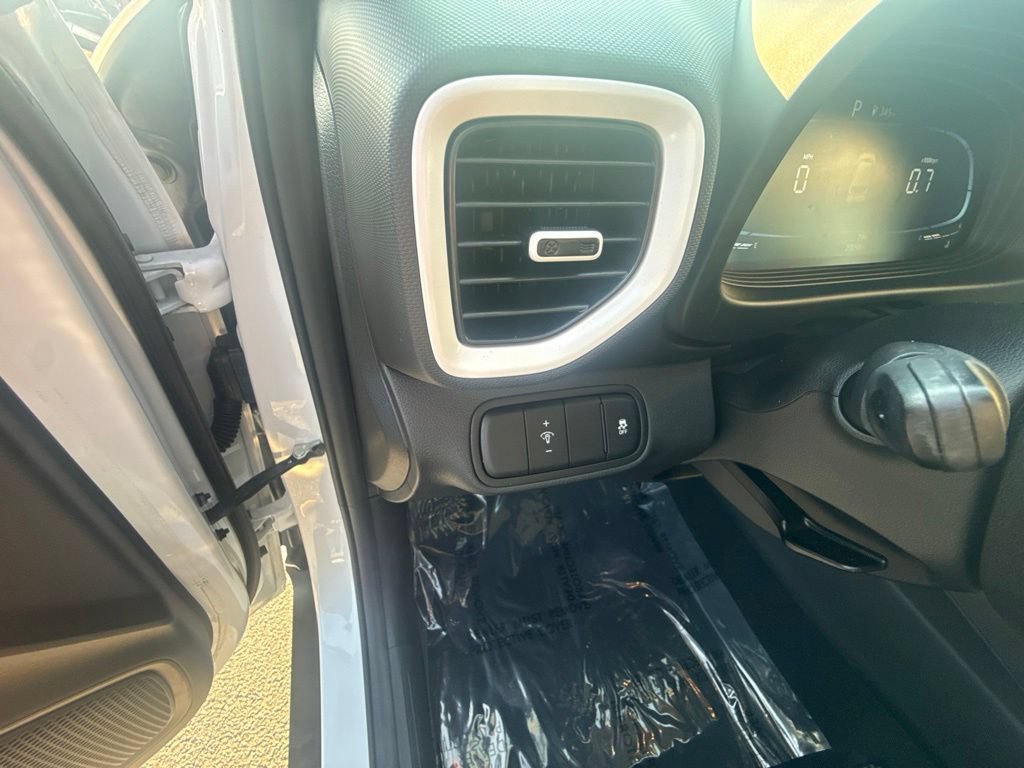 Used 2024 Hyundai Venue Limited FWD image 16