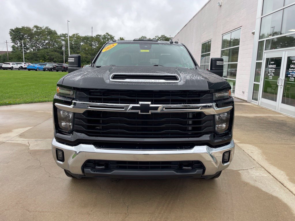Used 2024 Chevrolet Silverado 2500 LT AWD/4WD image 3
