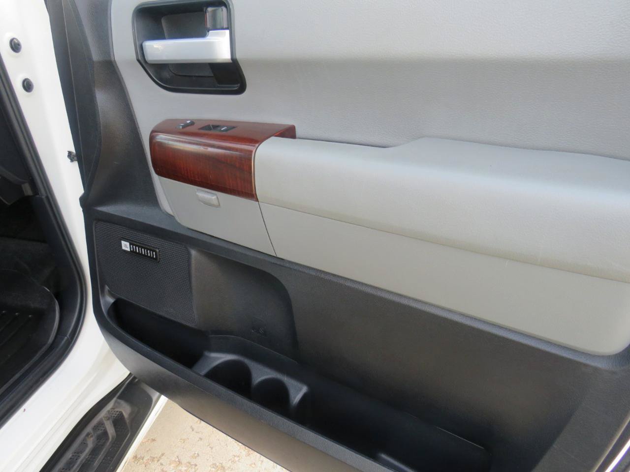 Used 2015 Toyota Sequoia Platinum AWD/4WD image 33
