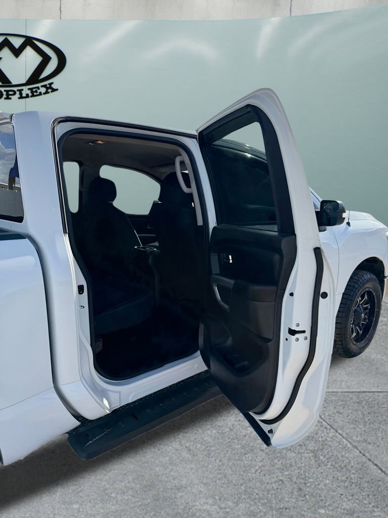Used 2018 Nissan Titan SV w/ SV Convenience Package RWD image 15