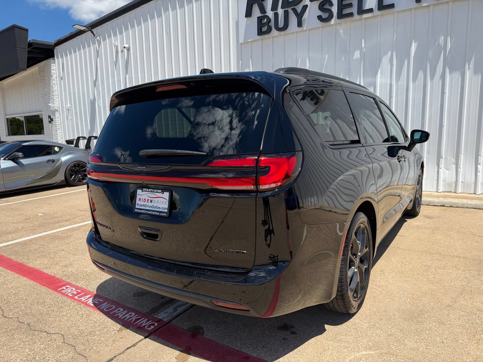 Used 2025 Chrysler Pacifica Limited FWD image 6