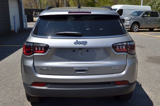 Used 2022 Jeep Compass Latitude w/ Sun and Sound Group AWD/4WD image 7