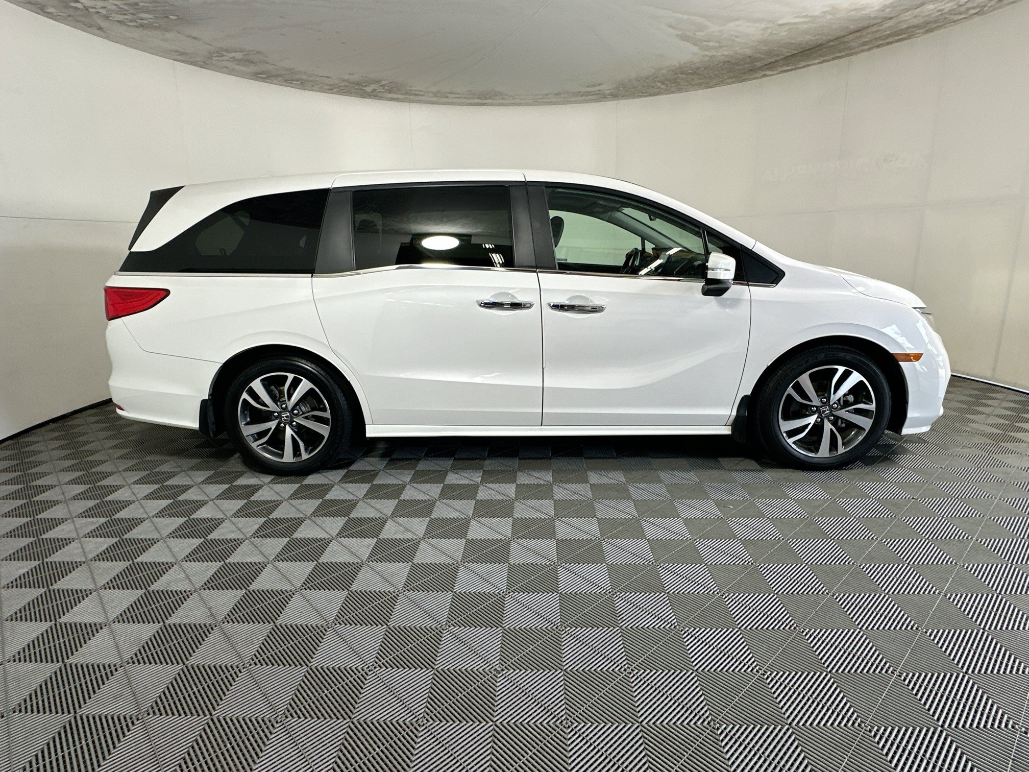Used 2024 Honda Odyssey Touring image 2