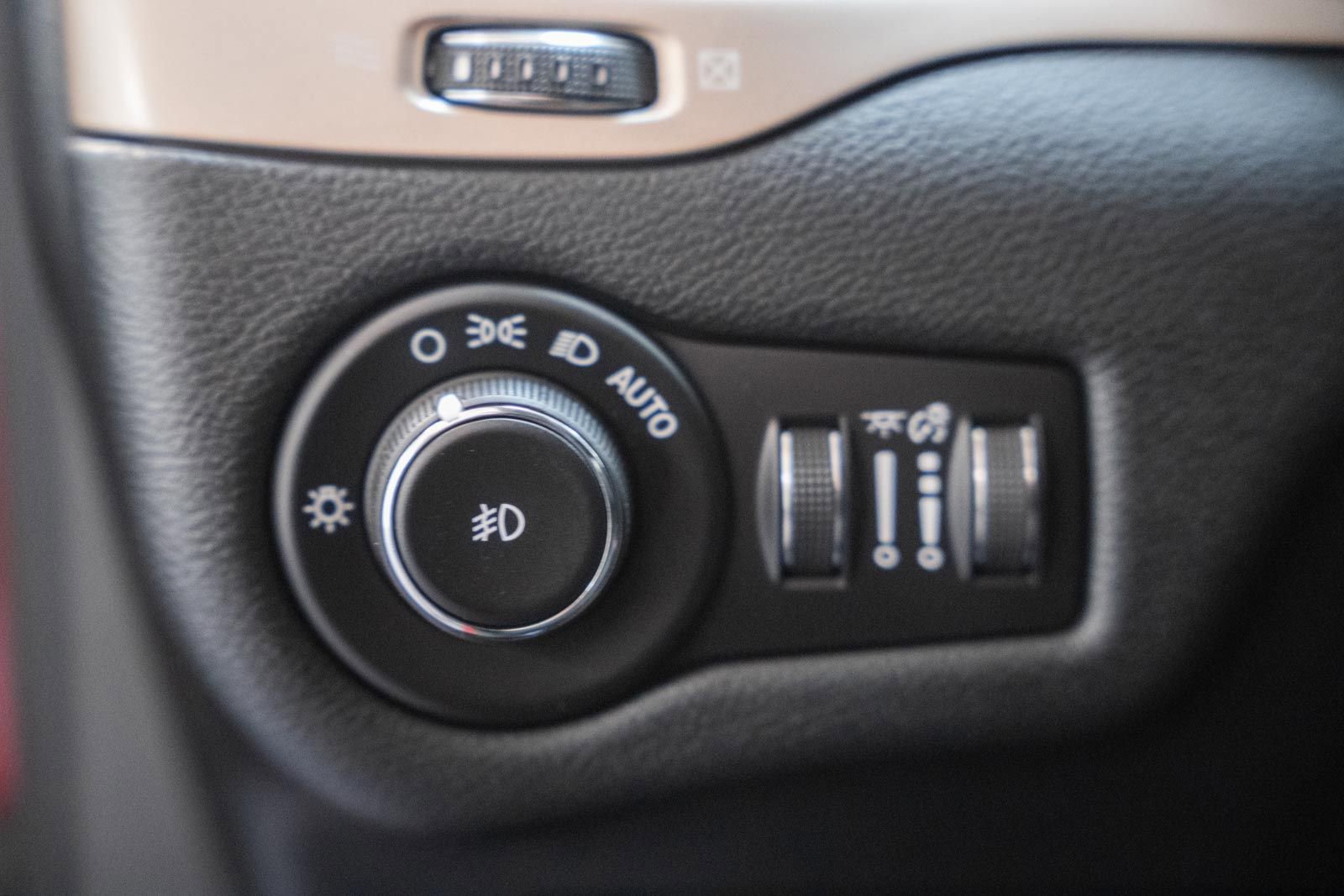 Used 2016 Jeep Cherokee Latitude w/ Cold Weather Group AWD/4WD image 44