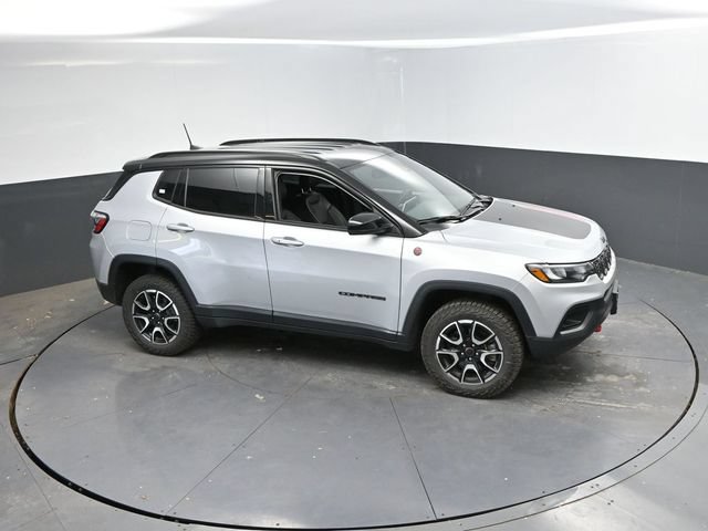 Used 2025 Jeep Compass Trailhawk AWD/4WD image 38