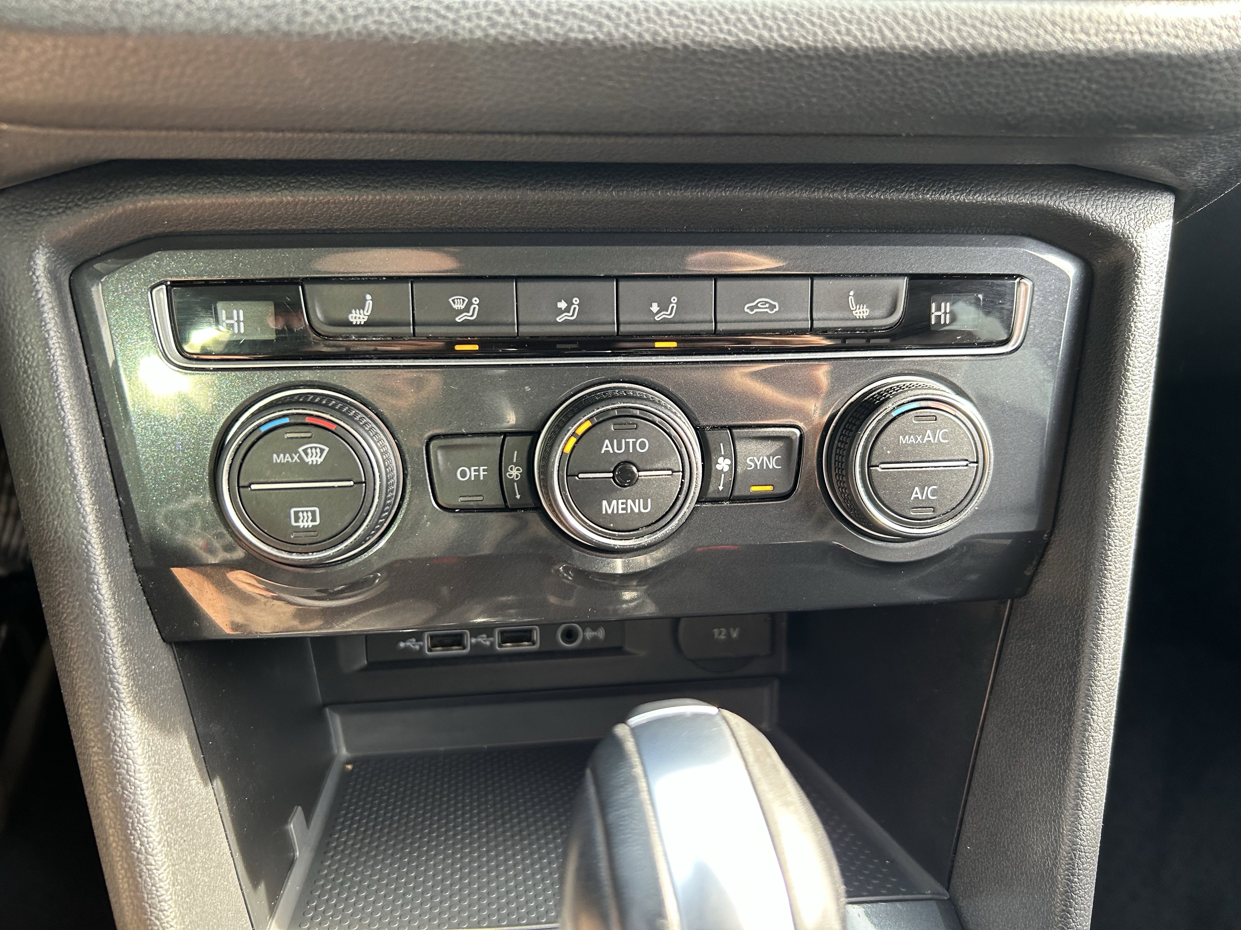 Used 2019 Volkswagen Tiguan SE w/ Panoramic Sunroof Package image 14