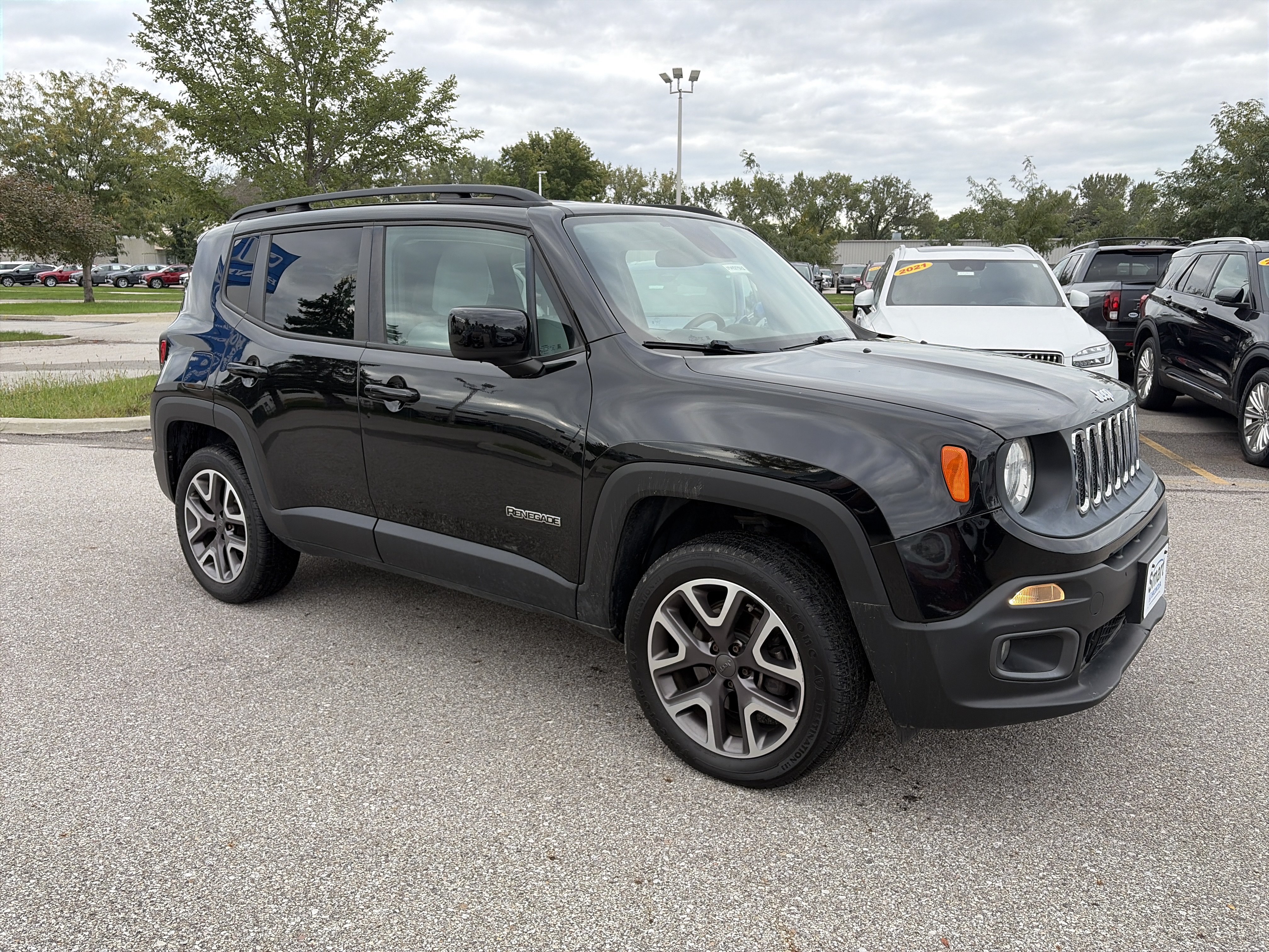 Used 2015 Jeep Renegade Latitude AWD/4WD image 3