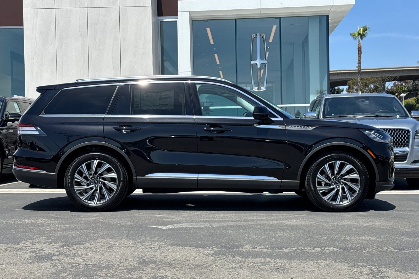 New 2025 Lincoln Aviator 2WD w/ Equipment Group 101A image 2