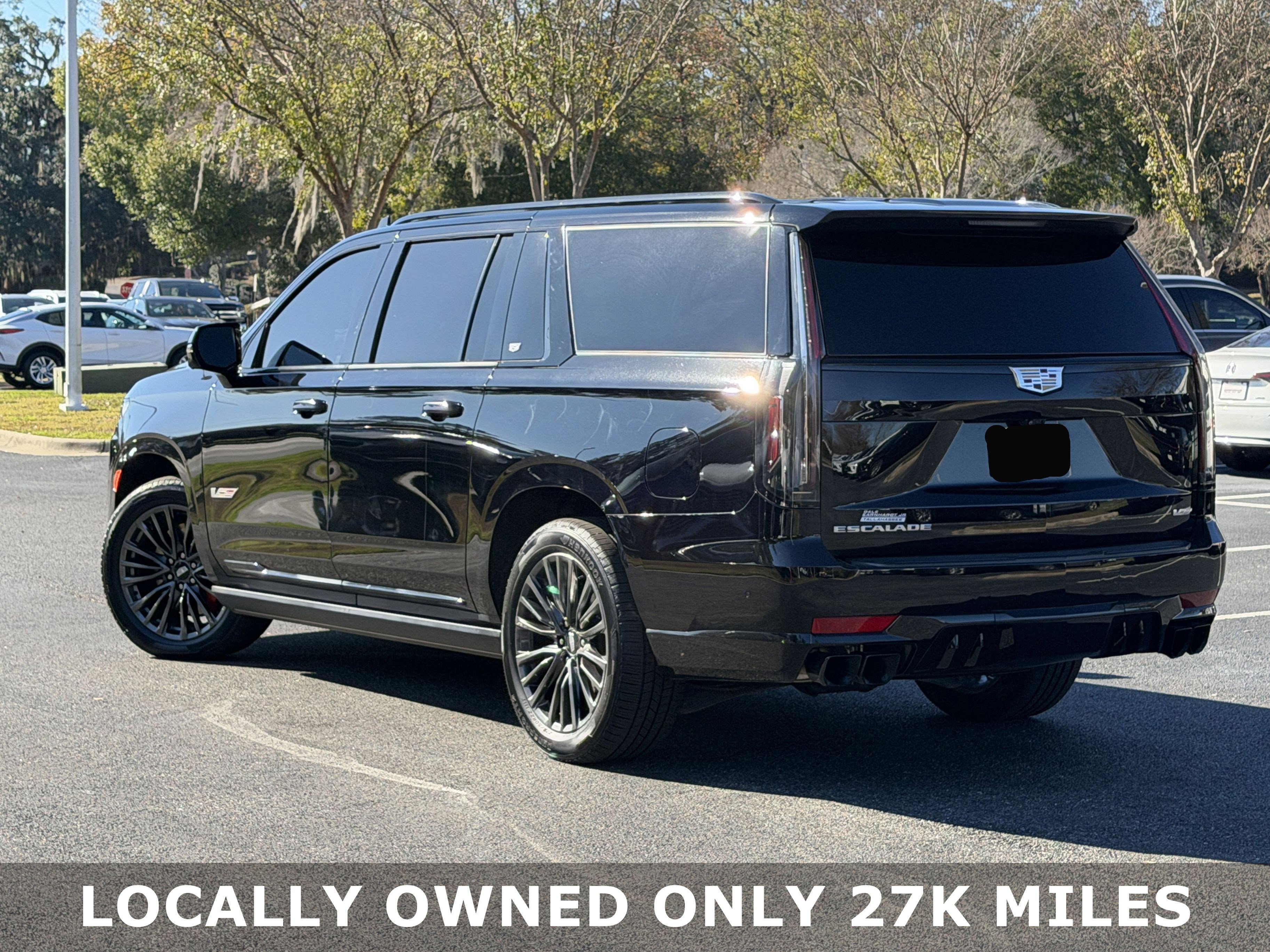 Used 2023 Cadillac Escalade ESV V image 3