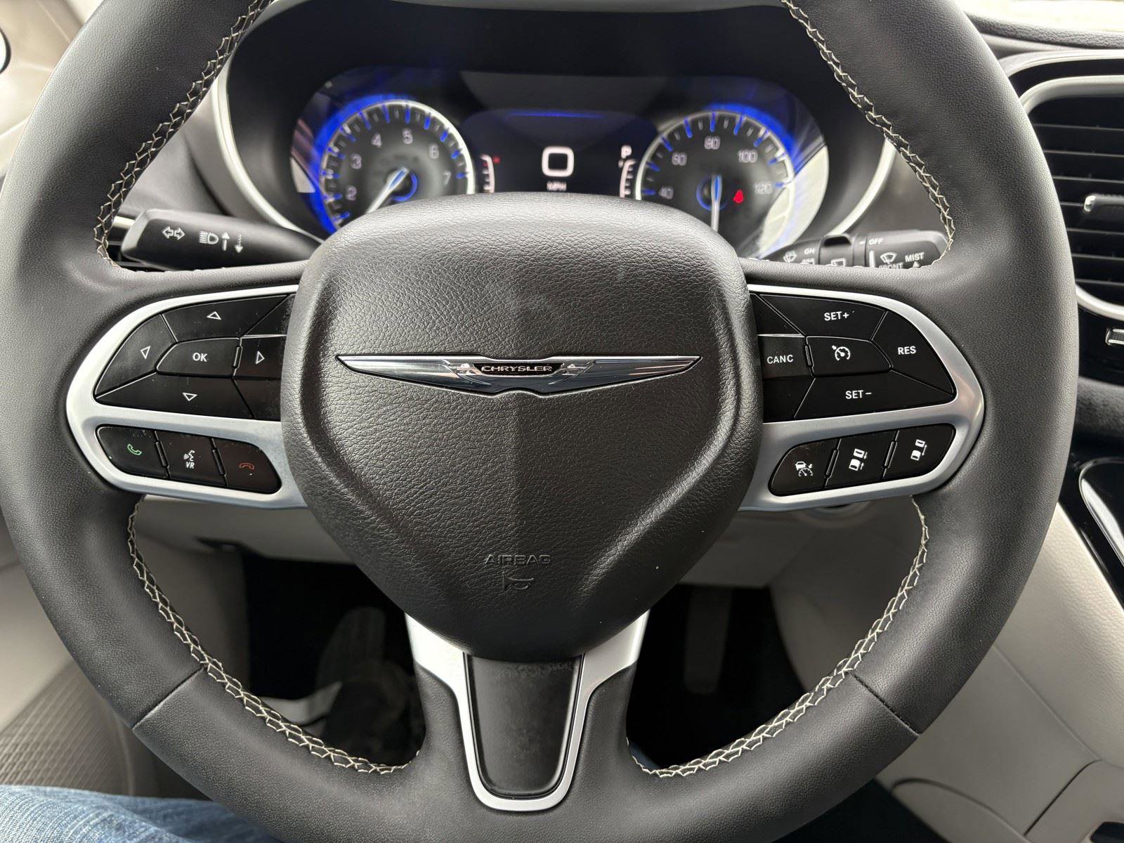 Used 2024 Chrysler Pacifica Touring-L image 18