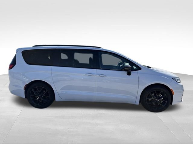 Used 2025 Chrysler Pacifica Limited FWD image 6