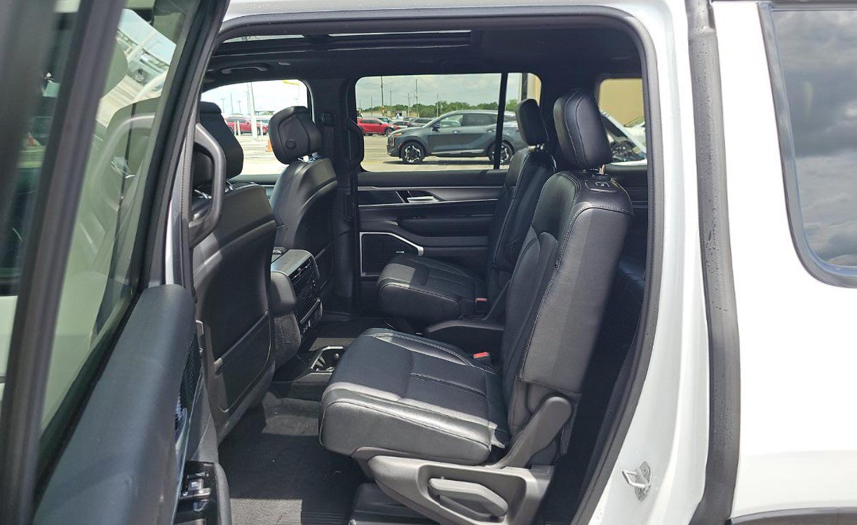 Used 2024 Jeep Wagoneer Series II AWD/4WD image 10