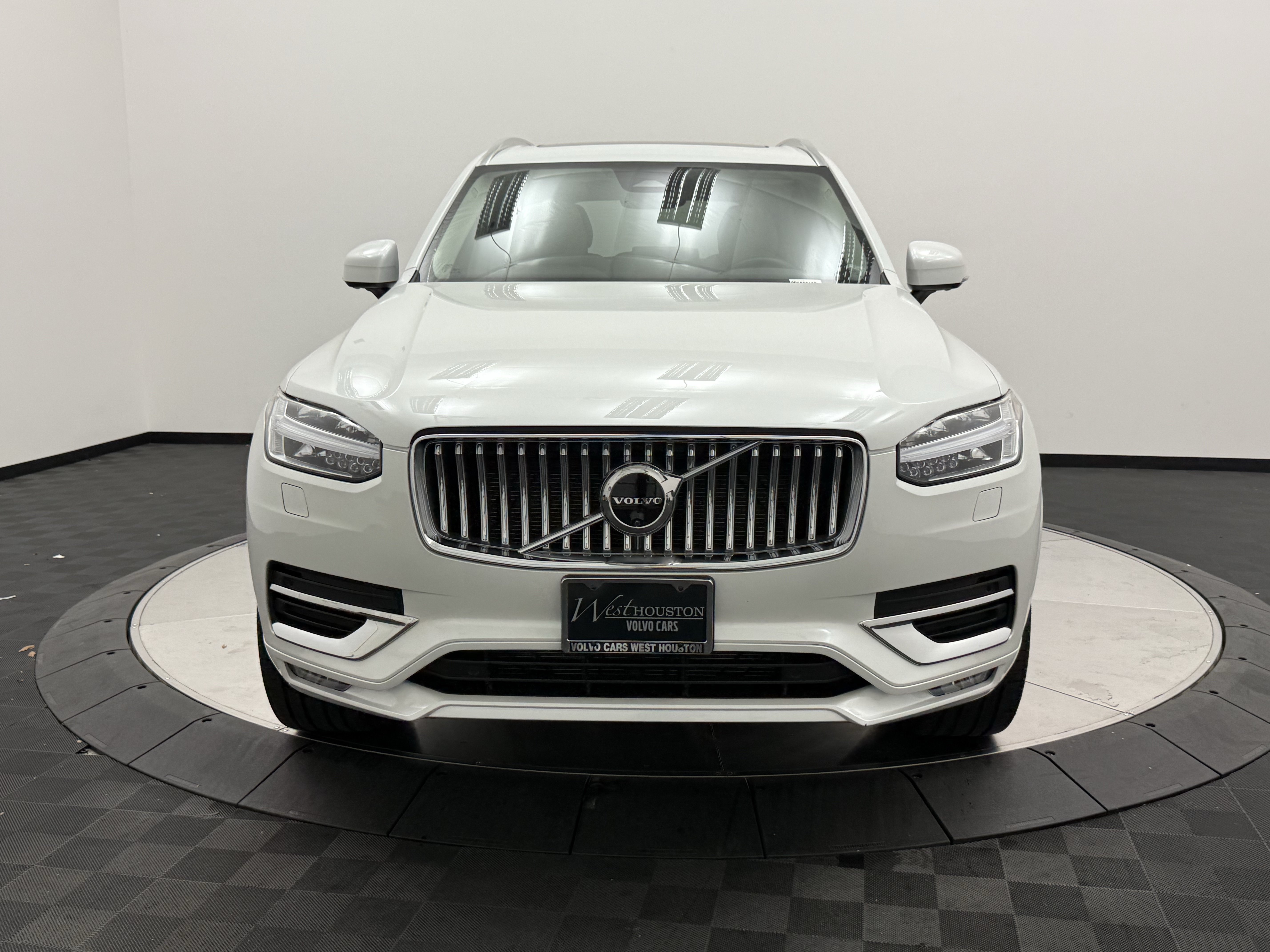 Certified 2024 Volvo XC90 B5 Plus AWD/4WD image 2