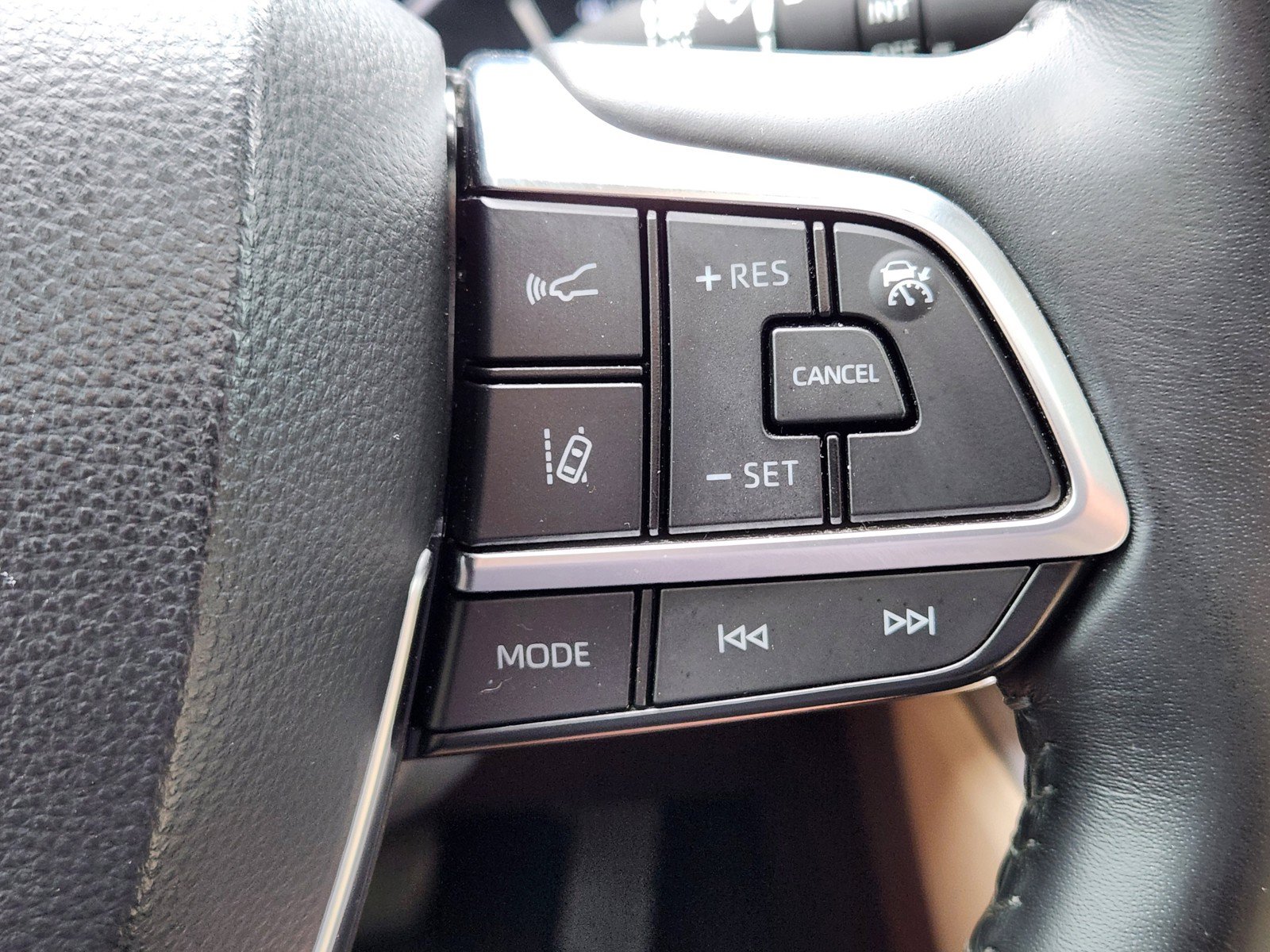 Used 2021 Toyota Highlander XLE FWD image 24