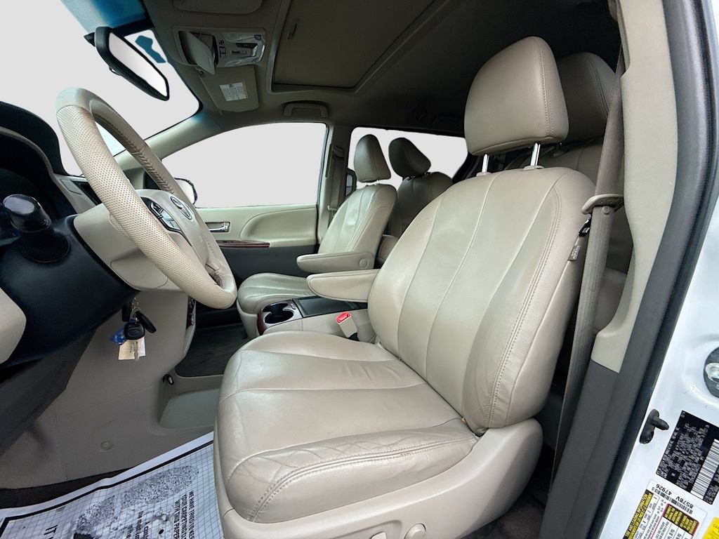 Used 2014 Toyota Sienna XLE FWD image 23