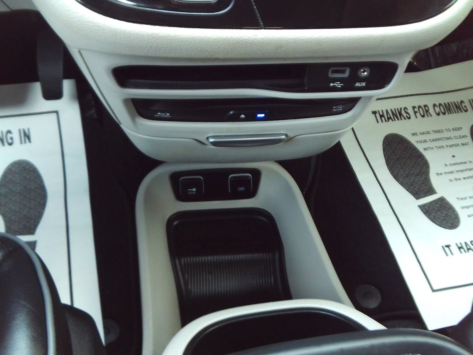 Used 2019 Chrysler Pacifica Limited w/ Tire & Wheel Group FWD image 18