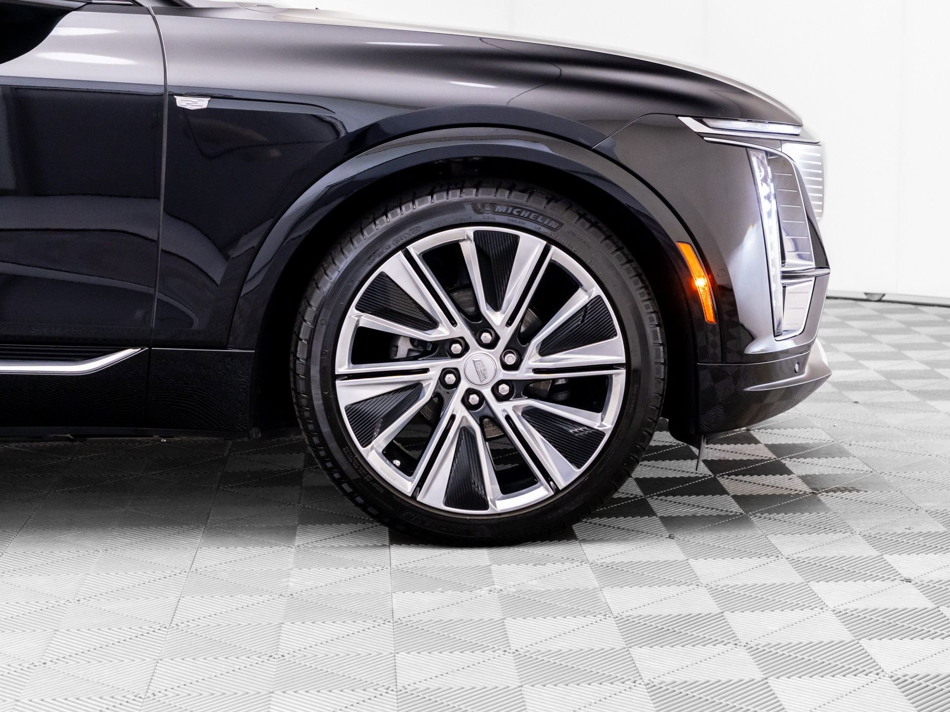 Certified 2025 Cadillac Lyriq Luxury w/ LPO, Floor Liner Package AWD/4WD image 40