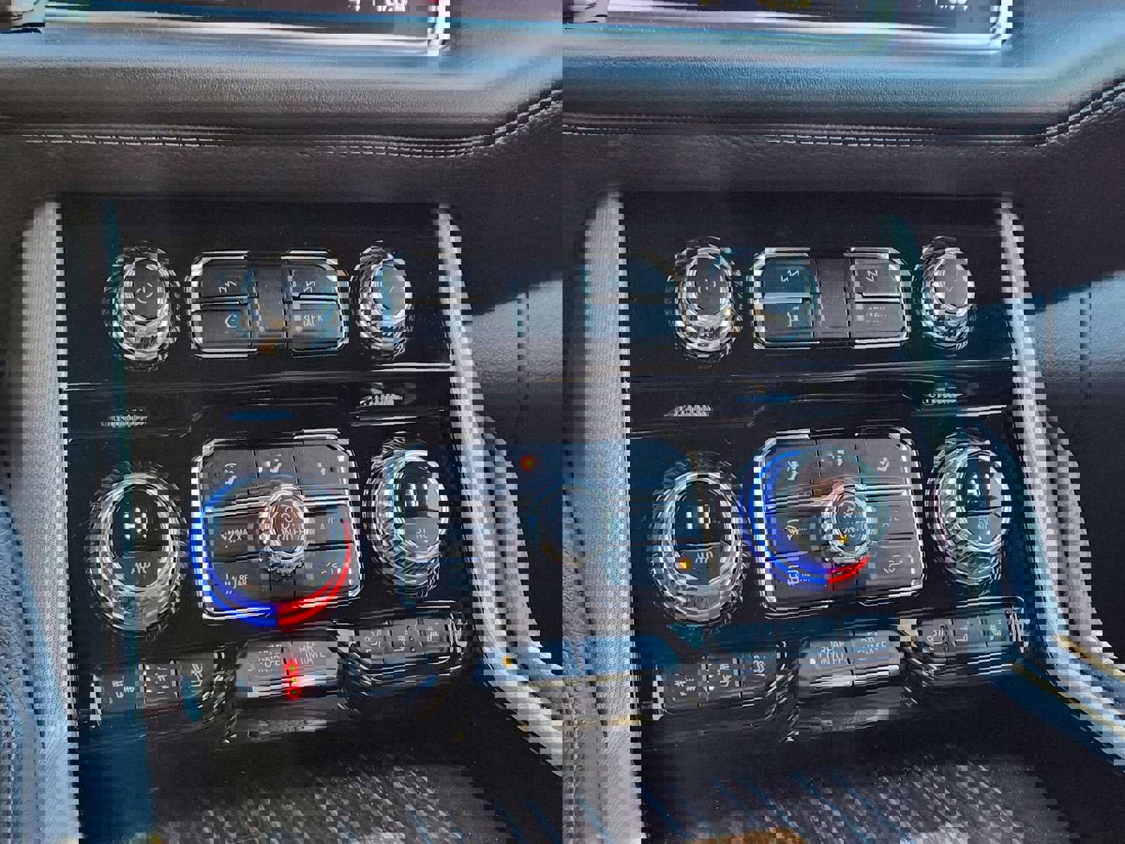 Used 2021 GMC Yukon Denali w/ Denali Premium Package image 26