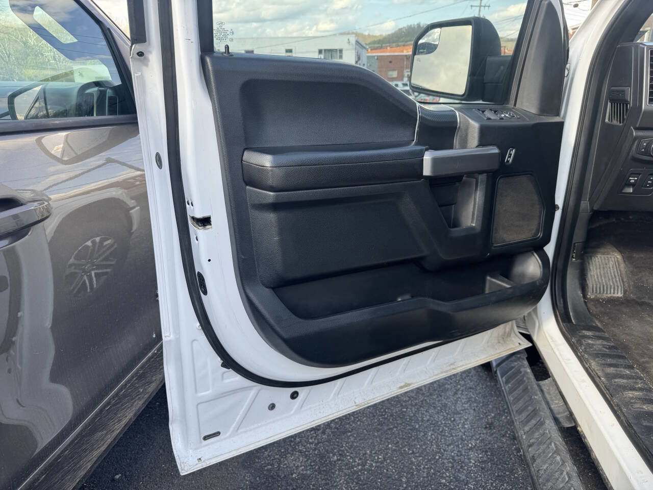 Used 2018 Ford F150 XLT w/ Equipment Group 302A Luxury AWD/4WD image 10