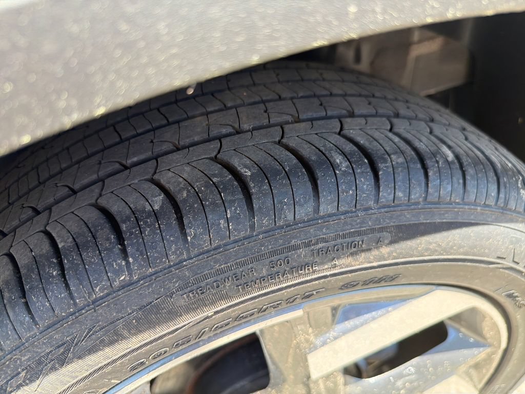 Certified 2025 Hyundai Venue Limited FWD image 12