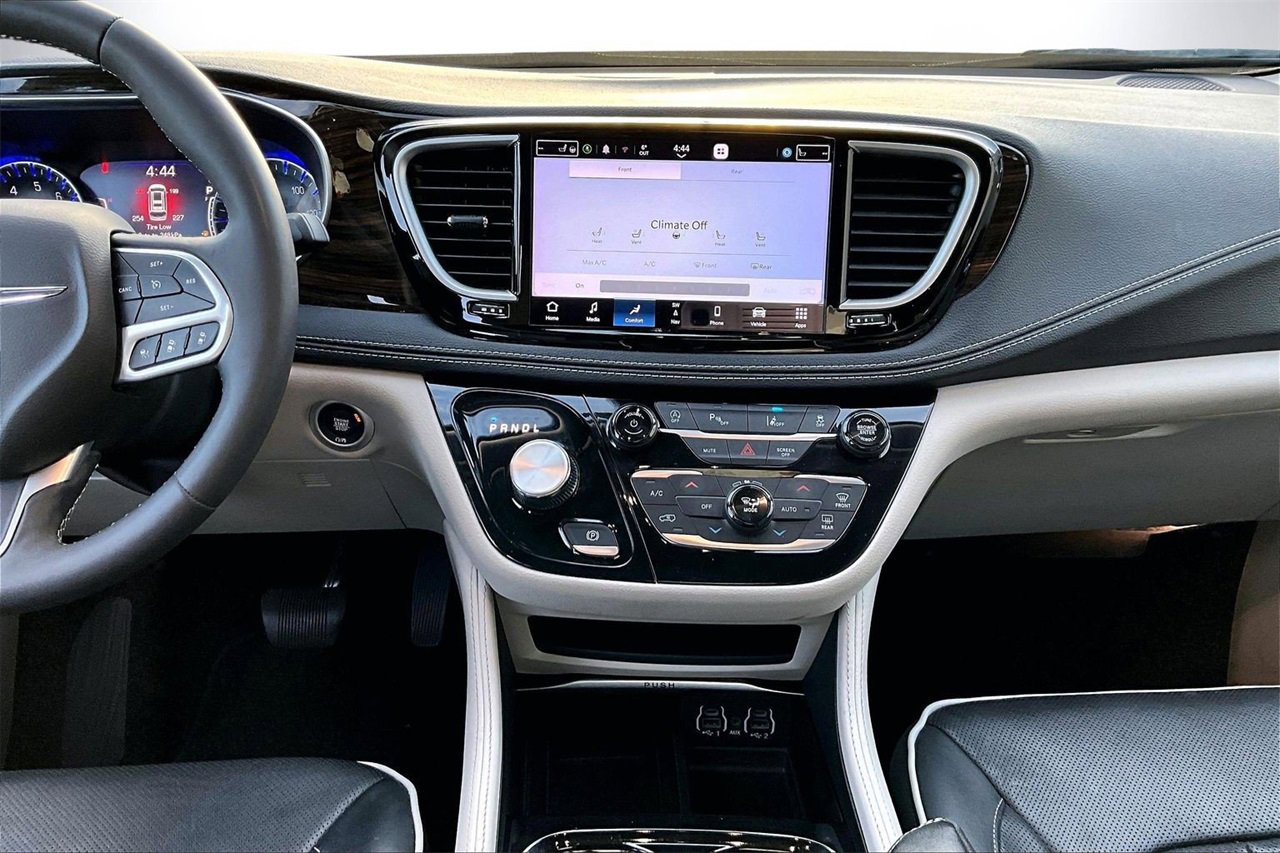 Certified 2023 Chrysler Pacifica Limited image 12