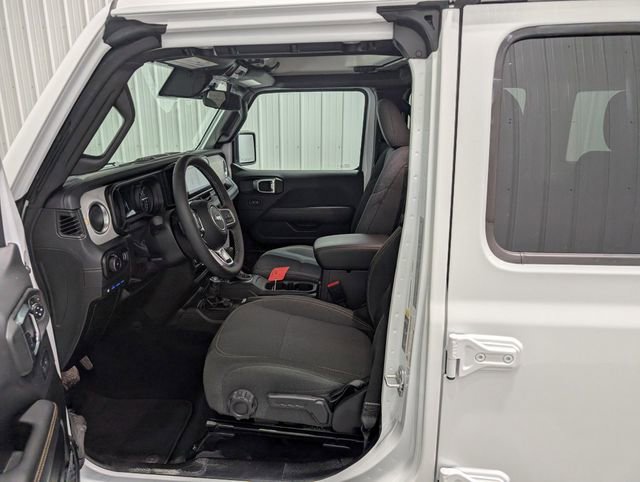 Used 2025 Jeep Wrangler Unlimited Sahara w/ Safety Group AWD/4WD image 13