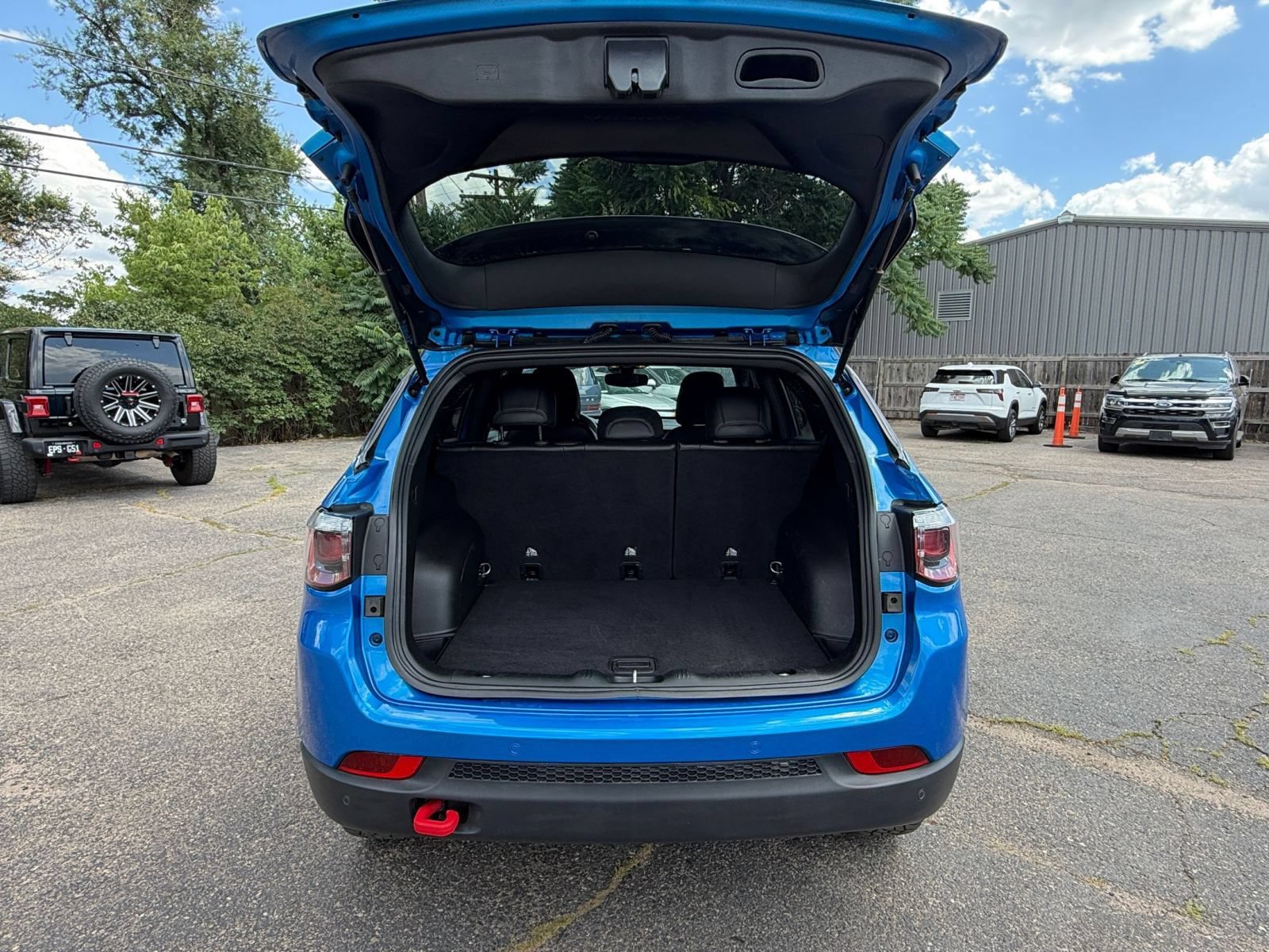 Used 2025 Jeep Compass Trailhawk AWD/4WD image 30