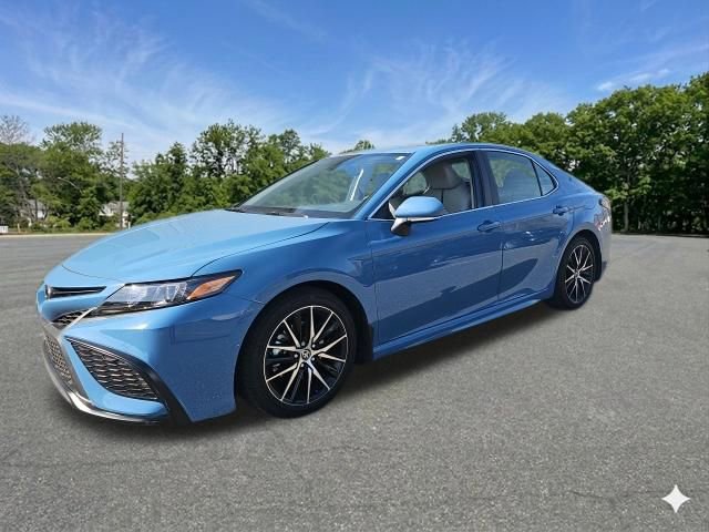 Used 2023 Toyota Camry SE w/ Cold Weather Package FWD image 4